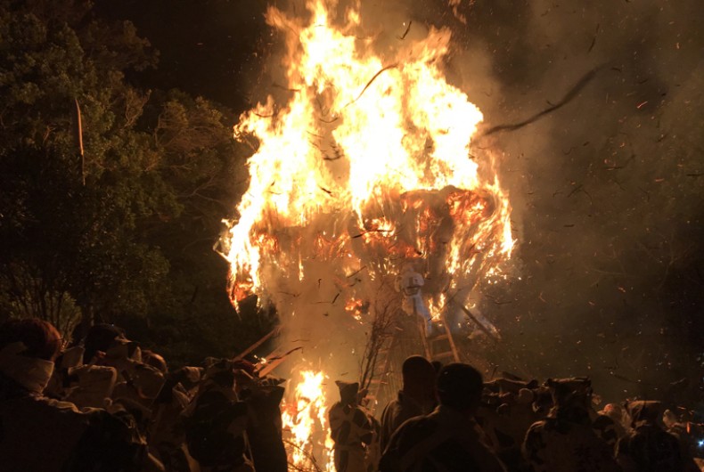 願いを託し 神男が炎に挑む 鳥羽の火祭り 願いを託し 神男が炎に挑む 鳥羽の火祭り