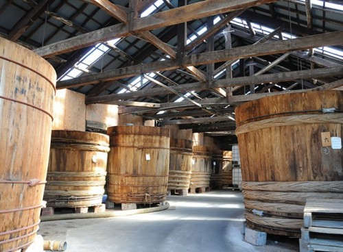 時間とともに味わいを育てる。木桶仕込みが美味しいのはなぜ?
