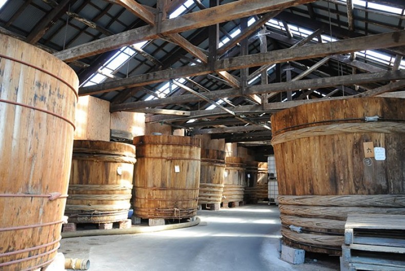 時間とともに味わいを育てる。木桶仕込みが美味しいのはなぜ?