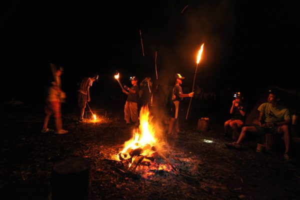 キャンプの醍醐味、夜は火を囲んでキャンプファイヤー